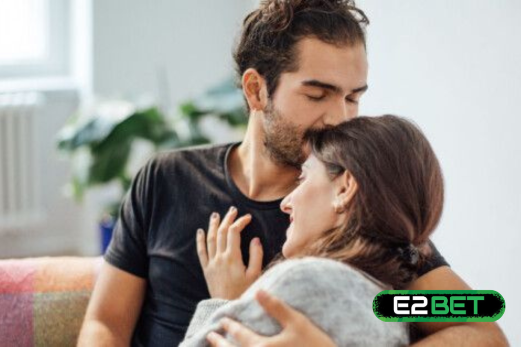 Nằm Mơ Thấy Đàn Ông Ôm Mình Đánh Số Gì? Giải Mã Giấc Mơ & Con Số May Mắn